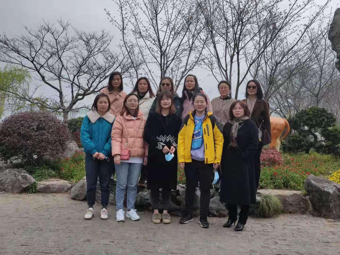 游湖赏花，，，，，，快乐踏春——新北建发“三八”节游湖活动